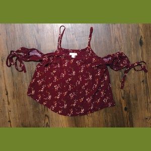 📌3/$25📌Semi crop with cold shoulder and ties